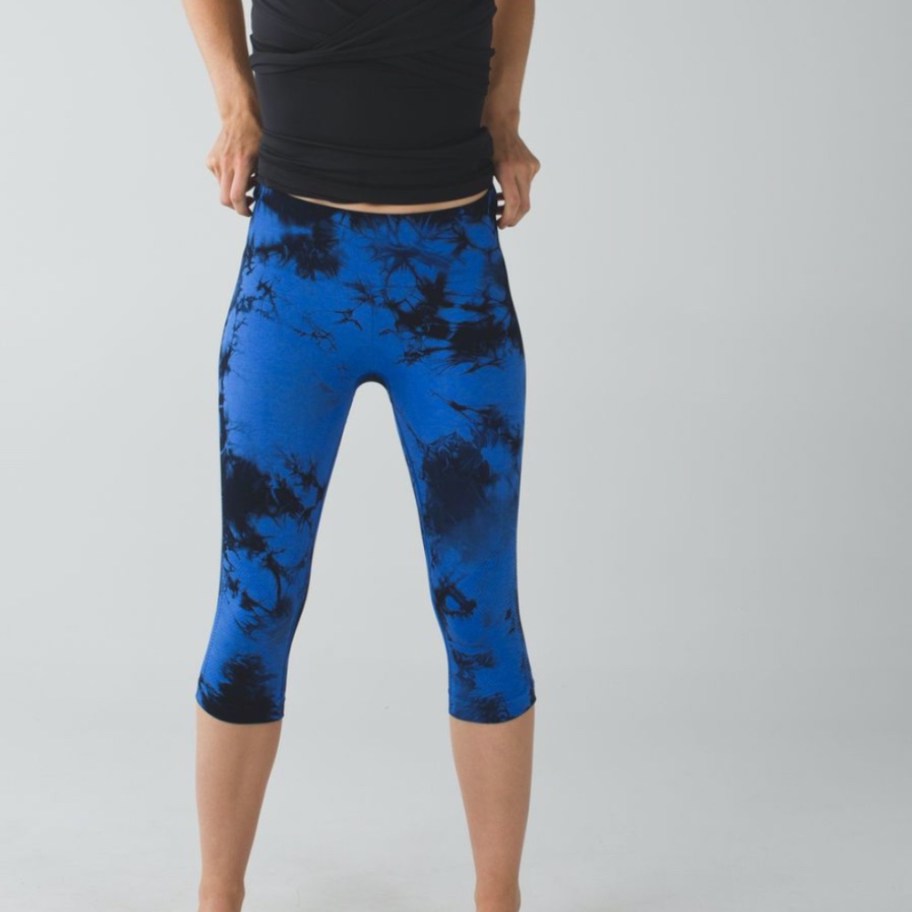Lululemon In the Flow Crop II Size 8 🖤💙